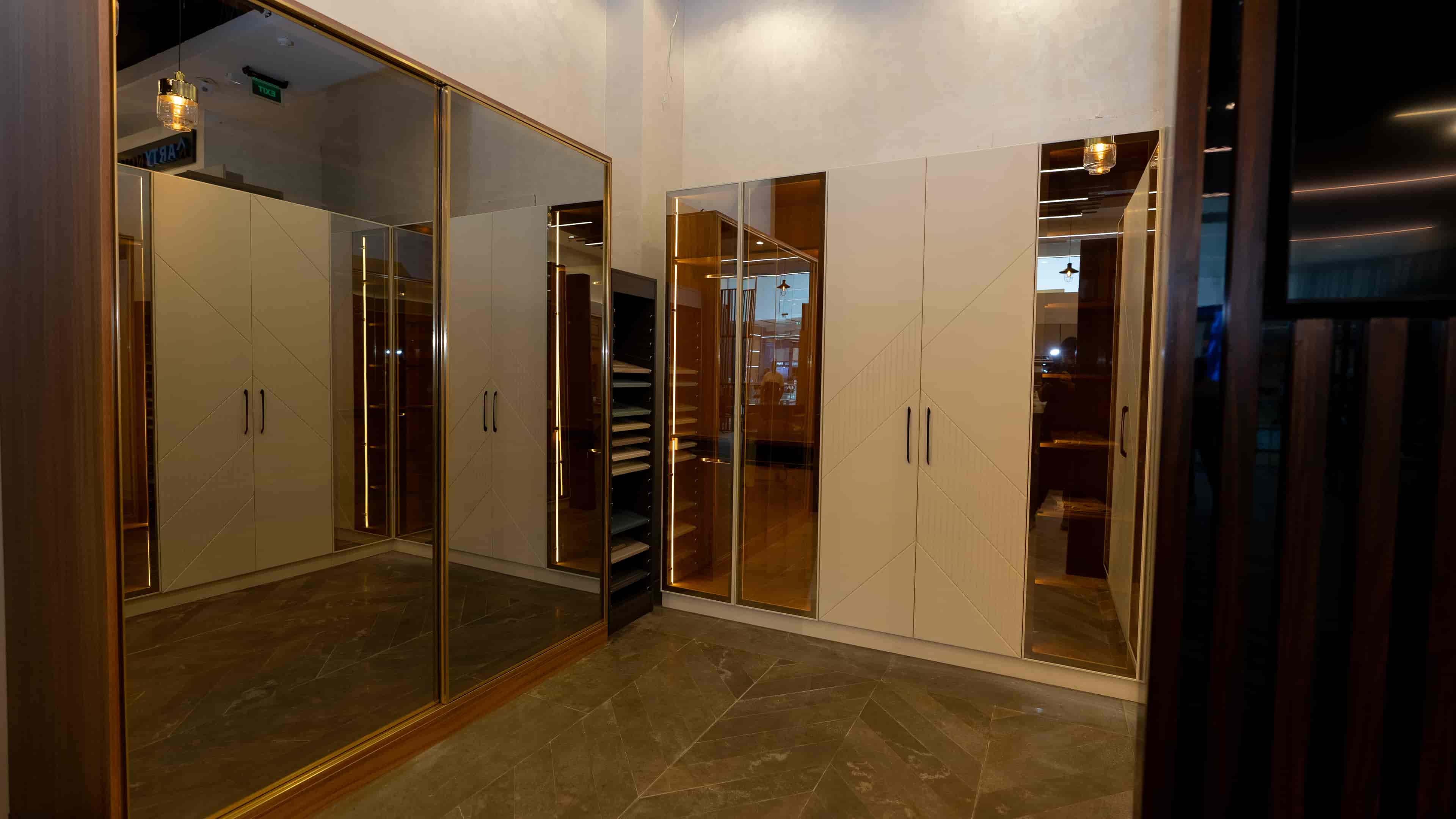 Furniture & Dressings